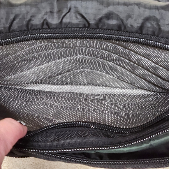 Targus Unofficial Messenger Case fits 16 inch Laptop Colors Black & Green - Picture 13 of 15